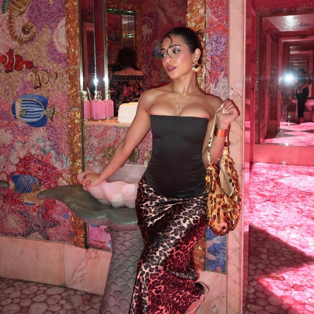 Elegant Black Strapless Top - Picture 5 of 9